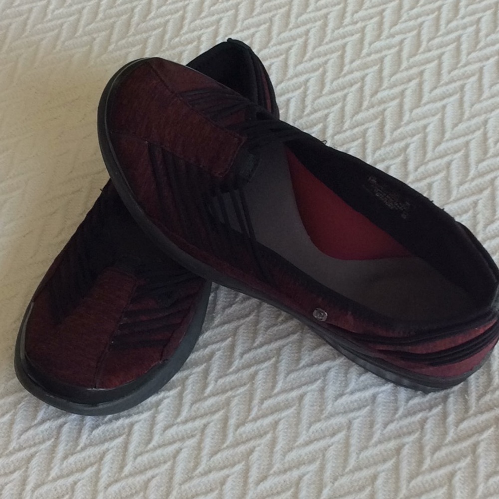 Women’s 8.5 M casual cushioned Zees Shoes